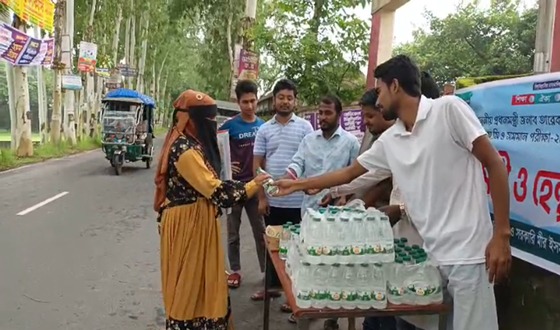 এইচএসসি পরীক্ষার্থীদের কলম-স্কেল-পানি বিতরণ