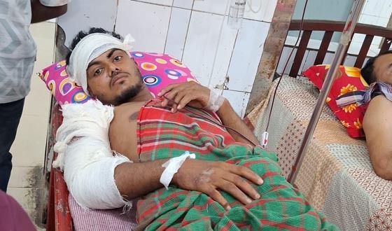 চাঁদপুরে প্রকাশ্যে যুবককে কুপিয়ে হত্যাচেষ্টা, পা হারানোর শঙ্কা