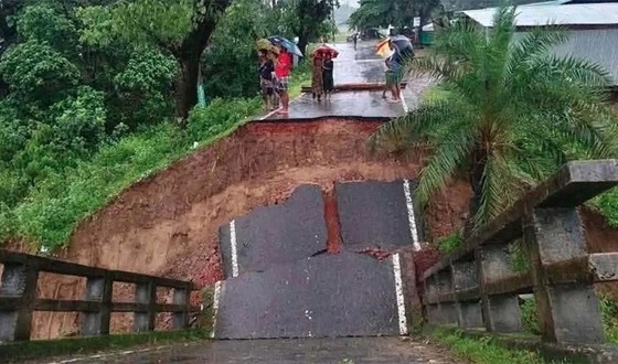 পাহাড়ি ঢলে সেতু ধ্বসে রাঙ্গামাটি-বান্দরবান সড়ক যোগাযোগ বিচ্ছিন্ন