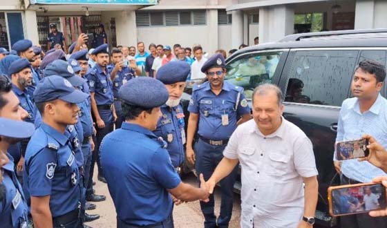 হামলা চালানো সেই আগৈলঝাড়া থানা পরিদর্শনে তথ্যমন্ত্রী