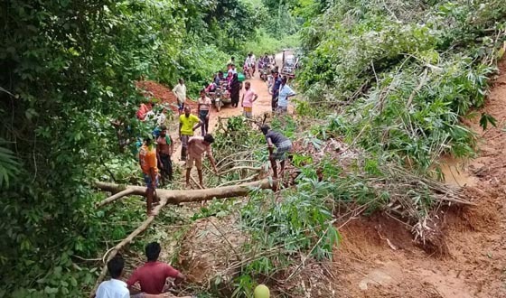 শ্রীবরদীতে পাহাড় ধস, সীমান্ত সড়ক বন্ধ