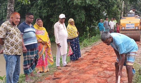 বিরলের কর্দমাক্ত চলাচল অনুপযোগী সড়ক সংস্কারে জনমনে স্বস্তি