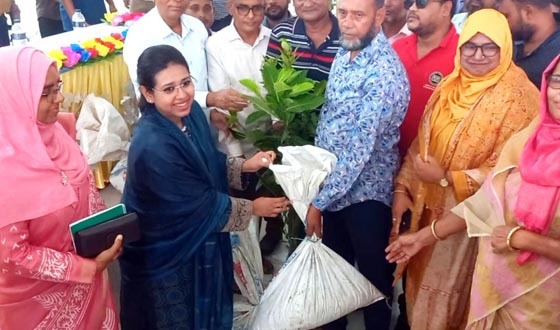 শেরপুরে কৃষকদের বিনামূল্যে গাছের চারা, সার ও বীজ বিতরণ