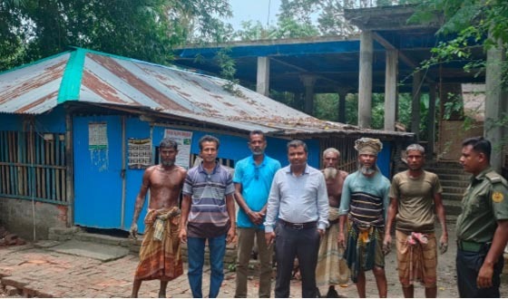 বড়দলে জলমগ্ন এলাকা ও মসজিদ পরিদর্শনে ইউএনও