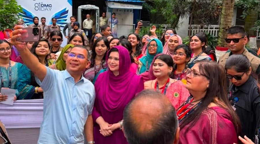 ঢামেকের ৮০ বছরপূর্তির অনুষ্ঠানে প্রধানমন্ত্রী, সেলফিতে মাতলেন শিক্ষক, শিক্ষার্থীরা