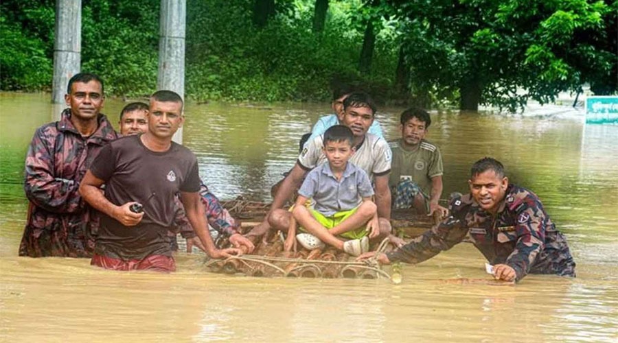 বন্যায় পানিবন্দি মানুষ: ১১ জেলায় বিজিবি মোতায়েন