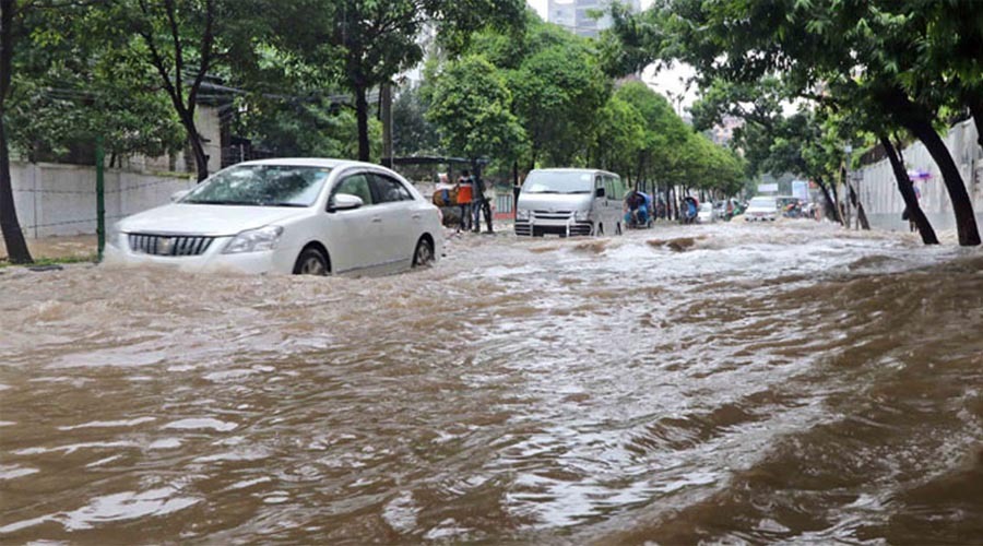 টানা বৃষ্টিতে ঢাকার বিভিন্ন এলাকায় জলাবদ্ধতা, দুর্ভোগে নগরবাসী