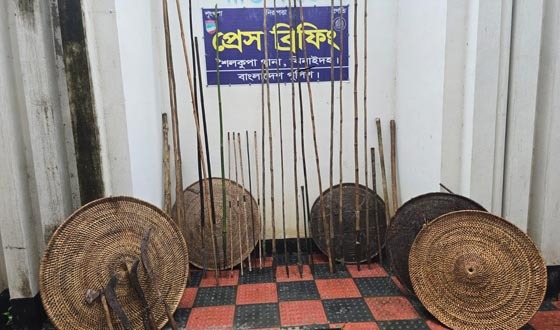 শৈলকুপায় পুলিশের অভিযান, ঢাল সড়কিসহ দেশীয় অস্ত্র উদ্ধার