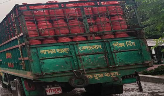 দাকোপে গ্যাস কোম্পানীর ভারী ট্রাকে ক্ষতিগ্রস্থ হচ্ছে গ্রামীন সড়ক