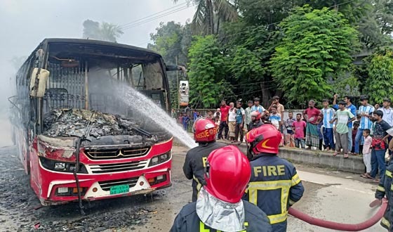 রংপুরে বাসের চাপায় মাদ্রাসা সুপারের মৃত্যু, বাসে আগুন, আটক ১