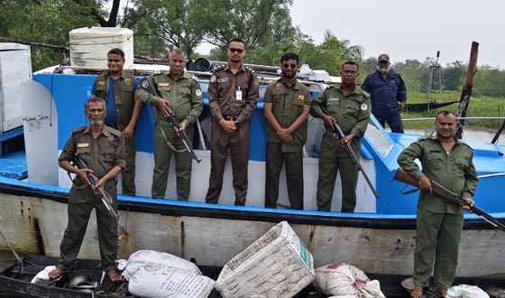 কয়রায় বিষযুক্ত ১৫০ কেজি চিংড়ি মাছ সহ নৌকা জব্দ