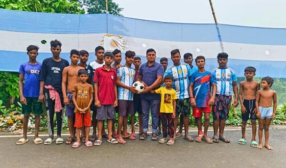 কলারোয়ায় কিশোরদের মাঝে ফুটবল বিতরণ