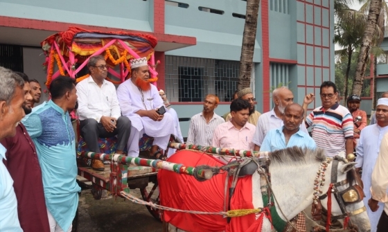 মোহনপুরে ঘোড়ার গাড়িতে করে কলেজ অধ্যক্ষকের বিদায়