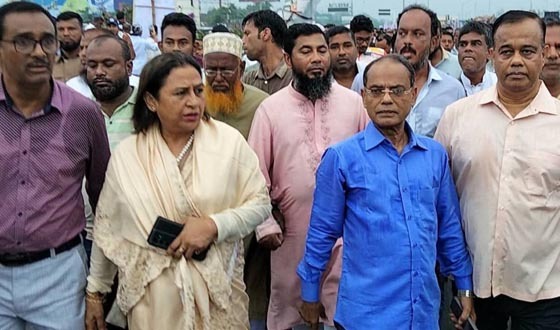 প্রধানমন্ত্রীকে দেখার জন্য পদ্মা সেতুর মাওয়া প্রান্তে জনতার ঢল