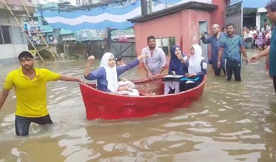 কুমিল্লায় জলাবদ্ধতা নৌকায় চড়ে কেন্দ্রে এইচএসসি পরীক্ষার্থীরা