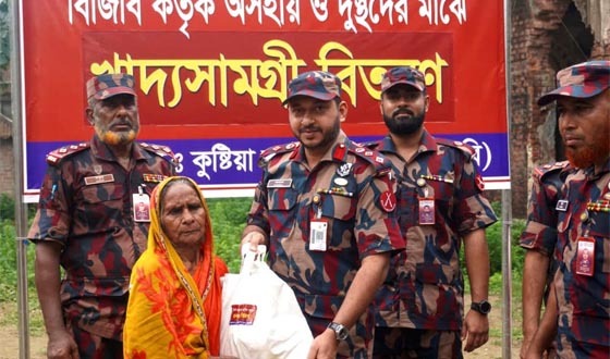 দৌলতপুর সীমান্তে বর্ষায় অসহায় ও দুস্থ পরিবারকে খাদ্যসামগ্রী বিতরণ