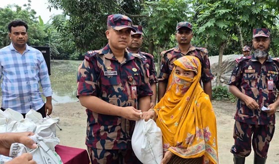 মহেশপুরে দুস্থ অসহায় মানুষের মাঝে বিজিবির ত্রাণ বিতরণ