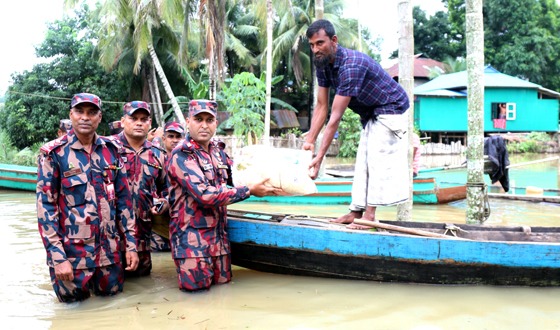 দুর্গম সীমান্তে বন্যার পানি মারিয়ে বানভাসি মানুষের পাশে বিজিবি