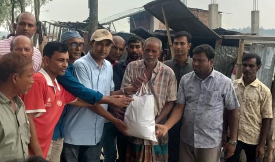 মান্দায় জলাবদ্ধতায় ক্ষতিগ্রস্ত মানুষের মাঝে খাবার বিতরণ