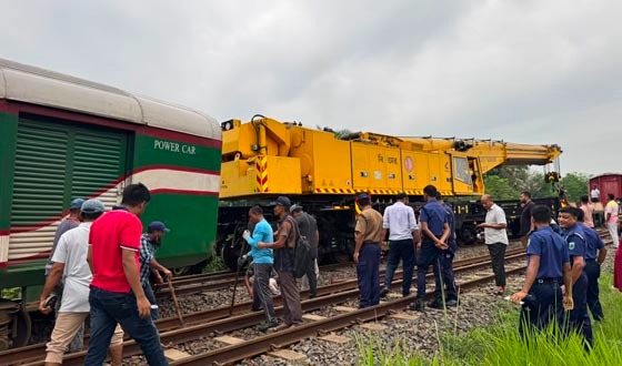 ঈশ্বরদীতে একতা এক্সপ্রেসের ২ বগি লাইনচ্যুত, রেল যোগাযোগ বন্ধ