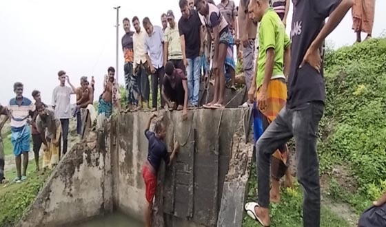 বামনডাঙ্গা স্লুইস গেটে পানি নিস্কাশনে প্রতিবন্ধকতা অপসারন