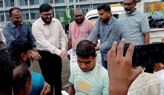 কালিয়াকৈরে পানি বন্দিদের মাঝে খাদ্য সামগ্রী বিতরণ