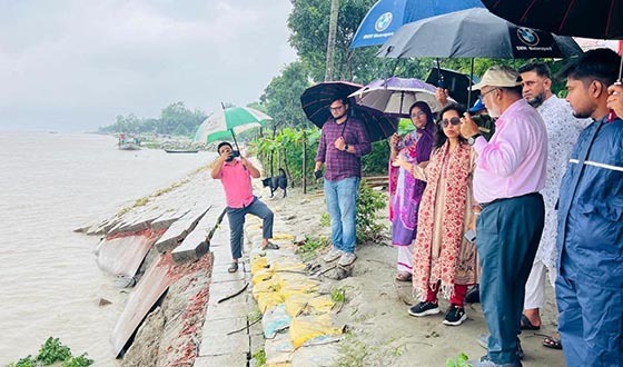 লৌহজংয়ে পদ্মার প্রবল স্রোতে নবনির্মিত তীররক্ষা বাঁধে ধস