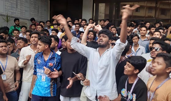 পরীক্ষা স্থগিতের দাবিতে রাজশাহী শিক্ষা বোর্ড ঘেরাও