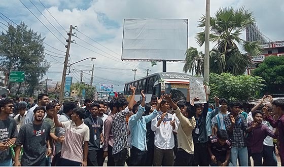 বরিশালে ছয় দফা দাবিতে এইচএসসি পরীক্ষার্থীদের সড়ক অবরোধ