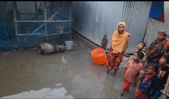 মাত্র ১'শ মিটার ড্রেনের অভাবে দুর্বিষহ জলাবদ্ধতায় অর্ধশতাধিক পরিবার