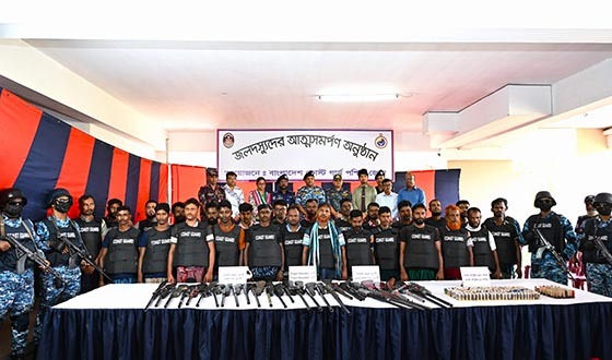 ছোট জাহাঙ্গীর বাহিনীর প্রধানসহ ২৭ ডাকাত অস্ত্রসহ কোস্ট গার্ডের কাছে আত্মসমর্পণ
