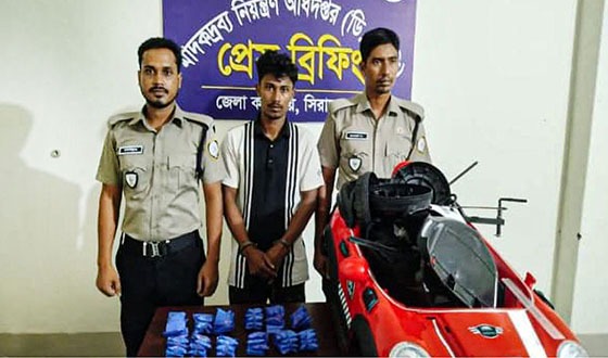 রায়গঞ্জ খেলনা গাড়িতে লুকানো ১২ হাজার ইয়াবা উদ্ধার, বাসযাত্রী আটক