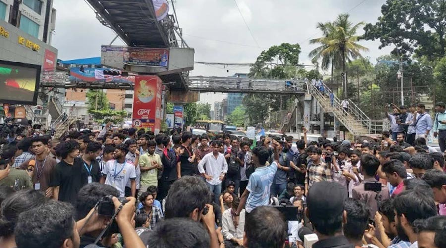 শিক্ষামন্ত্রীর পদত্যাগ দাবিতে রাজধানীতে এইচএসসি পরীক্ষার্থীদের বিক্ষোভ