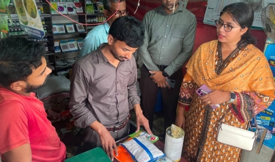 মোহনপুরে কীটনাশক দোকানে ভ্রাম্যমাণ আদালতে ১০ হাজার টাকা জরিমানা