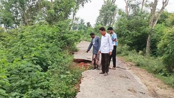 মোহনপুরে নিবনদীর বন্যা নিয়ন্ত্রণ বাঁধ হুমকির মুখে