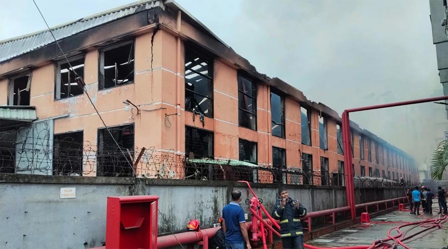 আদমজী ইপিজেডের পোশাক কারখানায় ভয়াবহ আগুন, কয়েক ঘণ্টার চেষ্টায় নিয়ন্ত্রণে