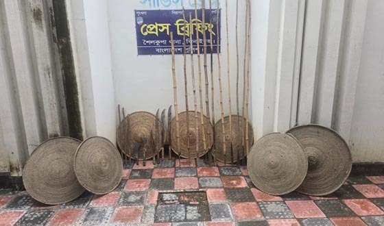শৈলকুপায় ঢাল সড়কিসহ দেশীয় অস্ত্র উদ্ধার