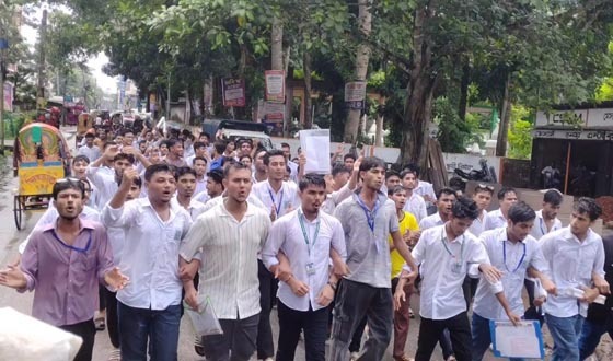 শিক্ষামন্ত্রীর পদত্যাগ দাবীতে পিরোজপুরে শিক্ষার্থীদের বিক্ষোভ