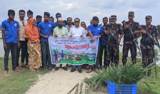 দেবহাটায় নদীর বেড়িতে তাল ও খেজুরের চারা রোপণ