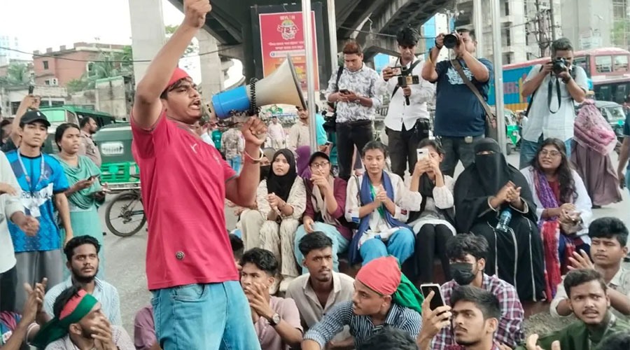 শিক্ষামন্ত্রীর পদত্যাগ দাবিতে চট্টগ্রামে শিক্ষার্থীদের বিক্ষোভ