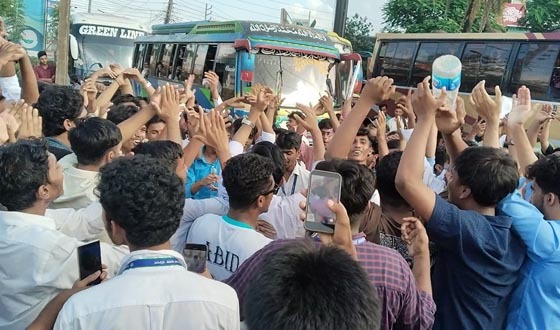 বরিশালে ‘মার্চ টু শিক্ষা বোর্ড', সড়ক অবরোধে যান চলাচল বন্ধ