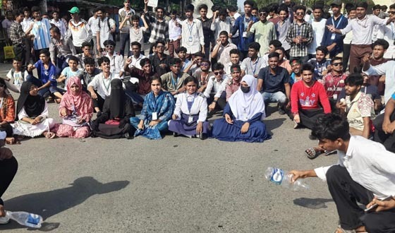 শিক্ষামন্ত্রীর পদত্যাগের দাবিতে দ্বিতীয় দিনে সড়ক অবরোধ