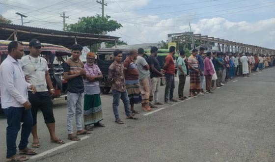 আশাশুনি সড়কে নির্বিঘ্নে ইজিবাইক চলাচলের দাবীতে মানববন্ধন