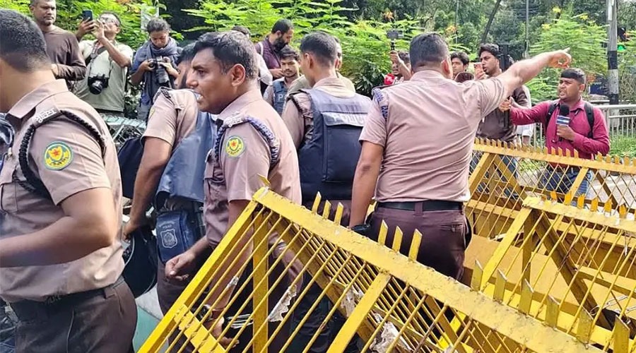শিক্ষা মন্ত্রণালয় ঘেরাও কর্মসূচি: সচিবালয় অভিমুখী সড়কে পুলিশের ব্যারিকেড