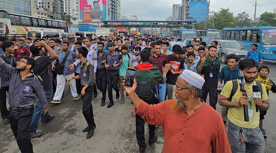 শিক্ষামন্ত্রীর পদত্যাগ দাবিতে উত্তরা থেকে সচিবালয় অভিমুখে শিক্ষার্থীরা