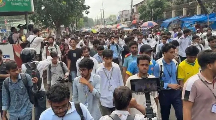 তিন দফা দাবিতে সচিবালয়ের পথে এইচএসসি পরীক্ষার্থীদের লংমার্চ