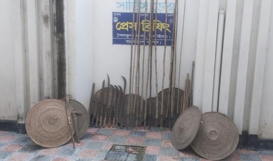শৈলকুপায় ঢাল সড়কিসহ দেশীয় অস্ত্র উদ্ধার
