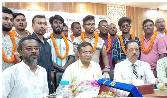 কিশোরগঞ্জ প্রবাসীদের সংবর্ধনা ও ক্রেস্ট প্রদান