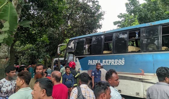 পাবনায় লাশবাহী অ্যাম্বুলেন্স-বাস সংঘর্ষে নিহত বেড়ে ৪