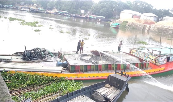 বাজিতপুর-নিকলী ও কুলিয়ারচরে স্টিল বডি নৌকার রমরমা ব্যবসা